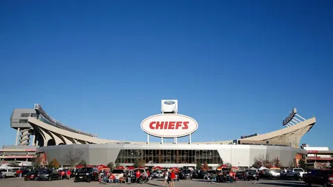 西蒙斯断球快攻，哈滕传球扣篮得分